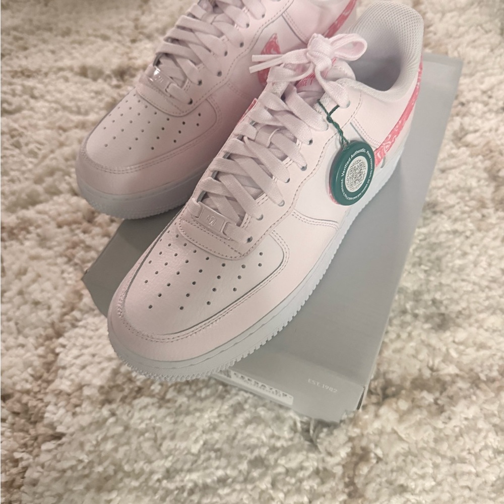 Nike Air Force 1 ‘07 Low Pearl Pink /White Paisley Swoosh Sneakers size 10 NIB